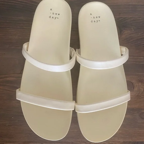 • Sandals • - Picture 2 of 3